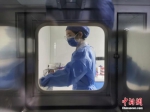 　8月19日，位于河南省郑州市的郑州人民医院核酸检测实验室里，工作人员将已录完信息的核酸标本通过传递窗口送进检测实验室。据介绍，该实验室日均检测标本超万份，高峰期日检测标本达2.3万份。 中新社记者 韩章云 摄 - 中国新闻社河南分社
