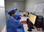 8月19日，位于河南省郑州市的郑州人民医院核酸检测实验室里，工作人员正在将标本的信息录入系统。据介绍，该实验室日均检测标本超万份，高峰期日检测标本达2.3万份。 中新社记者 韩章云 摄 - 中国新闻社河南分社
