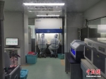 　8月19日，位于河南省郑州市的郑州人民医院核酸检测实验室里，工作人员正在将核酸标本与检测试剂进行混合。据介绍，该实验室日均检测标本超万份，高峰期日检测标本达2.3万份。 中新社记者 韩章云 摄 - 中国新闻社河南分社