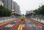 　8月22日，郑州“BRT”快速公交站不见公交车辆通行。据悉，为有效应对暴雨天气，8月22日、23日，郑州公交线路全部停止运营。 中新社记者 刘鹏 摄 - 中国新闻社河南分社