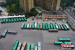 　8月22日，郑州市停运公交车辆在一公交公司内停放。据悉，为有效应对暴雨天气，8月22日、23日，郑州公交线路全部停止运营。 中新社记者 刘鹏 摄 - 中国新闻社河南分社