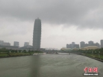 　乌云密布笼罩着郑州市区。图为郑州市地标“大玉米”。 中新社记者 李明明 摄 - 中国新闻社河南分社