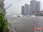 直击暴雨下的郑州街头 - 中国新闻社河南分社