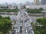 快来高架桥上挪车了 郑州交警部门将拖离妨碍交通车辆 - 河南一百度