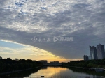 郑州今晨出现“阴阳天” 一道“云墙”预示着未来多雨 - 河南一百度