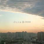 郑州今晨出现“阴阳天” 一道“云墙”预示着未来多雨 - 河南一百度