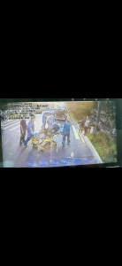 郑州老人街头摔倒流血不止，三人上前紧急施救却有人误解他们是“肇事者” - 河南一百度