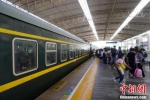 郑铁多趟列车恢复开行迎“双节” - 中国新闻社河南分社