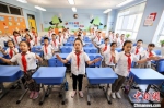 资料图：小学生们用手语操祝贺老师节日快乐。　张云 摄 - 中国新闻社河南分社