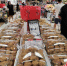 图为中秋节临近，市场上月饼占据销售主角。韩章云 摄 - 中国新闻社河南分社