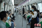 图为乘客乘坐郑州5号线地铁。　李超庆 摄 - 中国新闻社河南分社
