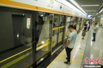 　图为2号线地铁进站，乘客有序排队等候。　李超庆 摄 - 中国新闻社河南分社