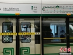 图为到站的郑州5号线地铁。　李贵刚 摄 - 中国新闻社河南分社