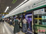 　图为5号线地铁进站，乘客有序排队上车。　李贵刚 摄 - 中国新闻社河南分社