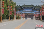 9月9日，三三两两民众前往比干庙。 中新社记者 阚力 摄 - 中国新闻社河南分社