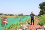 　9月9日，比干庙景区负责人介绍围墙受损情况。 中新社记者 阚力 摄 - 中国新闻社河南分社