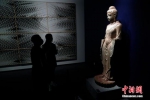 　27件龙门石窟珍贵文物首次在上海展出。 汤彦俊 摄 - 中国新闻社河南分社