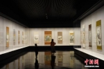 图为市民参观禅画艺术展。 刘鹏 摄 - 中国新闻社河南分社