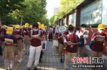 9月22日，郑州市小学二至六年级学生开学返校。图为小学生们返校开学。中新社记者 韩章云 摄 - 中国新闻社河南分社