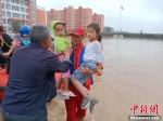 河南叶县遭遇强降水 被困群众紧急转移 - 中国新闻社河南分社