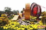 　　图为开封市街头的大型菊花景观。　韩章云 摄 - 中国新闻社河南分社