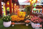　图为猫咪造型的菊花园艺景观。　韩章云 摄 - 中国新闻社河南分社