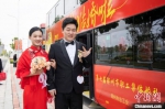 　图为新人们依次登上双层公交婚车。　王威 摄 - 中国新闻社河南分社