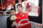 　图为双层公交婚车装扮得喜气洋洋。　王威 摄 - 中国新闻社河南分社