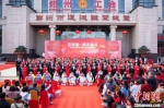 　图为郑州市35对职工新人举行集体婚礼。　王威 摄 - 中国新闻社河南分社