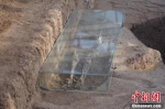 　考古展示区发掘的墓葬。 - 中国新闻社河南分社