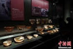 　参观者拍摄展出的陶器。 - 中国新闻社河南分社