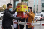 现场直击：郑州市中心医院停诊，患者亲友为院内人员运送物资 - 河南一百度