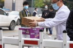 现场直击：郑州市中心医院停诊，患者亲友为院内人员运送物资 - 河南一百度