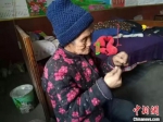 　图为张娥梅老人正在编织围巾。　由赵中福与张娥梅家人供图 - 中国新闻社河南分社