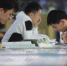 　资料图：考研学生在食堂内复习。 泱波 摄 - 中国新闻社河南分社