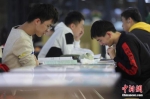 　资料图：考研学生在食堂内复习。 泱波 摄 - 中国新闻社河南分社