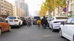 在郑州一街道违停，车辆被贴“大字报”，这事儿谁干的？ - 河南一百度