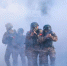 图为侦察队员利用烟雾进行搜索训练。　蔡霖伟 摄 - 中国新闻社河南分社