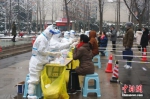 图为郑州市民接受核酸检测。中新社记者韩章云摄 - 中国新闻社河南分社