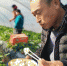 　图为村民在大棚里吃水饺。　国喜 摄 - 中国新闻社河南分社