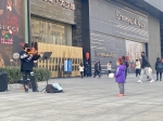 街头演出也开始内卷了？郑州街头惊现“小提琴演奏家” - 河南一百度