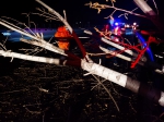 大树被刮倒在京港澳高速上，高速交警深夜紧急排险 - 河南一百度