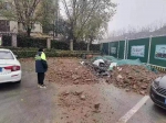 郑州一市民闹市区偷倒建筑垃圾，被罚款8000元 - 河南一百度