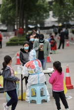 护士节出勤核酸检测现场，郑州这个大白的战袍亮了 - 河南一百度