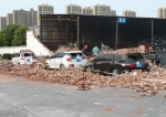 郑州大风刮倒围墙多辆车被砸 - 河南一百度