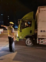 出动200余名警力，郑州交警一晚上查处69起货车违法上高架违法行为 - 河南一百度