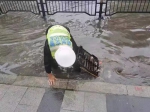 郑州大雨突袭致路面积水，90后辅警化身“排水工”徒手疏通下水道 - 河南一百度