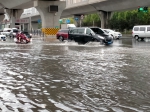 郑州北三环金明路积水严重，窨井盖不停向外溢水 - 河南一百度