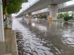 郑州北三环金明路积水严重，窨井盖不停向外溢水 - 河南一百度