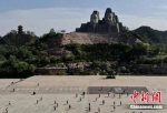 　　2021年5月，游客在位于河南郑州的黄河文化公园炎黄广场参观游玩。中新社记者 张兴龙 摄 - 中国新闻社河南分社